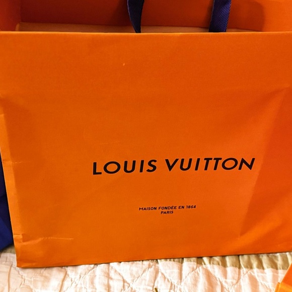Louis Vuitton
Pochette Metis Bicolor Monogram Empreinte Giant. - Picture 11 of 12